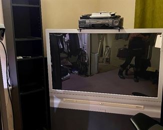 Huge Old Projection TV ….has a great picture tho truly