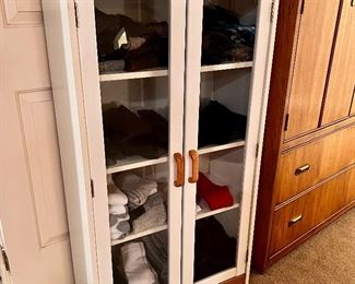 Small newer cabinet w/glass doors 