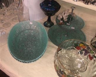 A pair of glass oval bowls and matching tiered serving stand