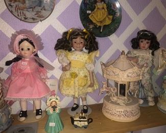 Is that a Madame Alexander on the left?