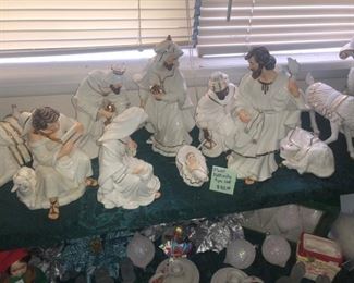 Grandeur Noel O'Well nativity set