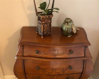 Curved Chest, Decor