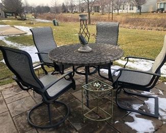 Patio Table/4 Chairs, Decor