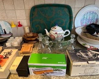 Lots of nice kitchen items