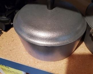 Clun aluminum (1 handle is missing on 2 pots)