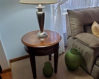 Round end table. (1) of (2) matching lamps