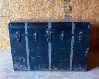 Trunk with inner tray