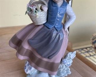 Lladros "Sweet Scent" Figurine #5221.
