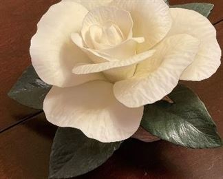 Boehm "Princess Diana "England's Rose. Limited Edition No: 581 Porcelain Figurine. Photo 1 of 2.