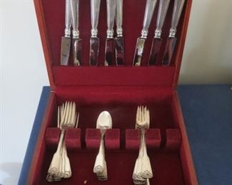 TIFFANY SHELL AND THREAD STERLING FLATWARE.  32 PIECES.