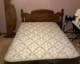 Mattress firm full size adjustable bed *Like new*.  Full or Queen head and footboard with rails.  