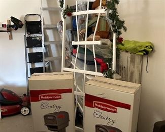 Rubbermaid NIB Gentry mail boxes (2), NOTE: trellis behind the mail boxes.