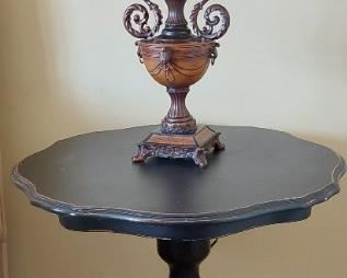 Pie crust small table