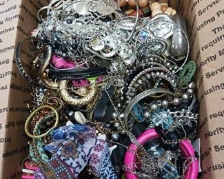 RAB3346 GRANNYS 14LBS JUNK JEWELRY BOX