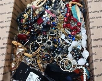 RAB3347 GRANNYS 14LBS JUNK JEWELRY BOX