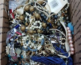 RAB3345 GRANNYS 14LBS JUNK JEWELRY BOX