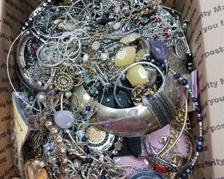 RAB3348 GRANNYS 15LBS JUNK JEWELRY BOX