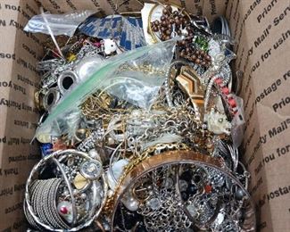 RAB3349 GRANNYS 12LBS JUNK JEWELRY BOX