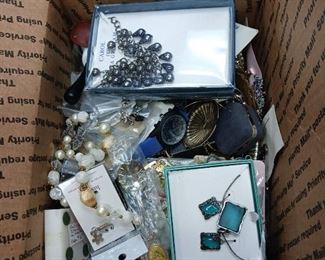 RAB3352 GRANNY S 8LBS JUNK JEWELRY BOX