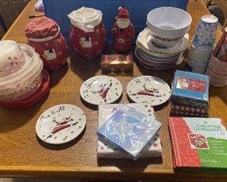 WX1019 LOT OF CHRISTMAS DECOR AND PARTY SUPPLIES