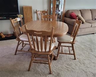 OAK TABLE . LEAVES. 6 CHAIRS