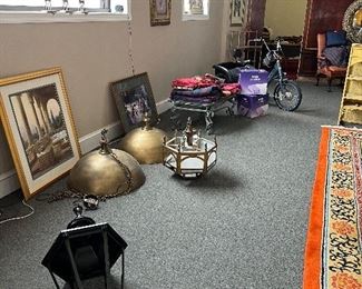 Many hanging lamps, light fixtures