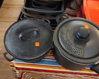 Kitchen bakeware including a cast iron dutch oven