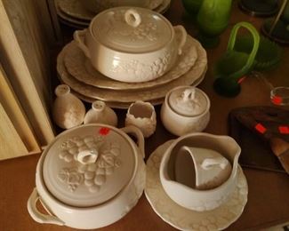 Ceramic service pieces