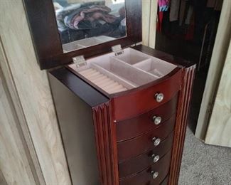 Jewelry chest