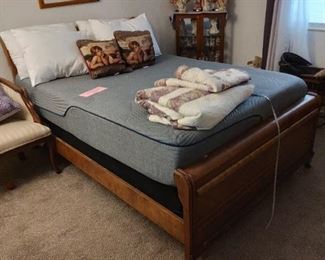 Art deco style full sized bed with memory foam and foundation