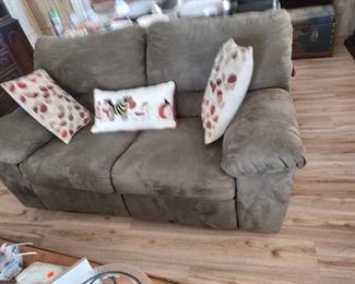 Reclining loveseat