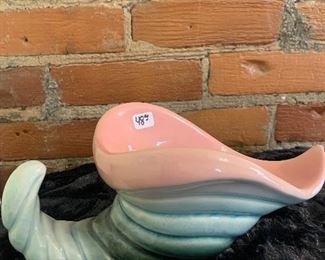 64 Hull cornucopia planter