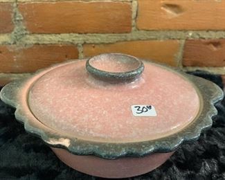 Hull pottery Pink & grey speckled covered dish bake - take