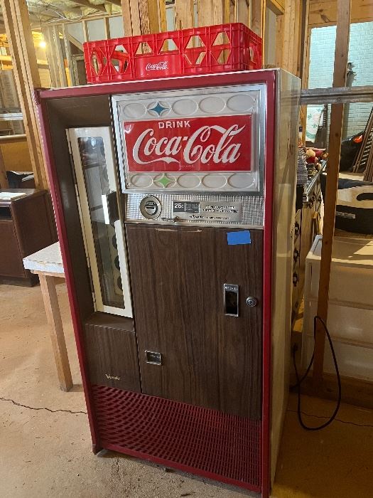 Working vintage Coca Cola vending machine by Vendo, plugged in and working!