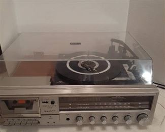 Sanyo multiplex receiver. Turntable, AM/FM and cassette player