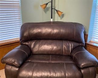 SWEET OVERSIZED LEATHER RECLINER.