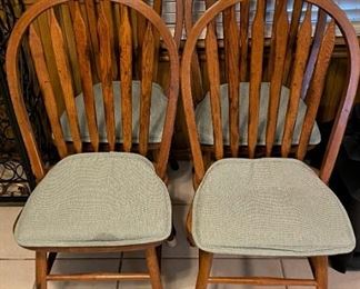 A SET OF 4 DINING CHAIRS.