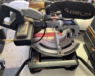 DELTA COMPOUND MITER SAW.