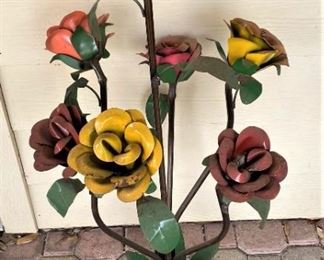 LARGE METAL FLOWER ARRANGEMENT.