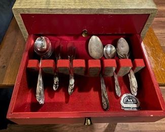 LARGE SET OF SILVER FLATWARE IN TARNISH RESISTANT HOLDER.