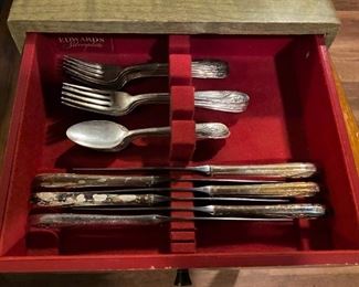LARGE SET OF SILVER FLATWARE IN TARNISH RESISTANT HOLDER.