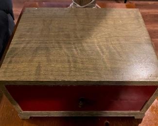 LARGE SET OF SILVER FLATWARE IN TARNISH RESISTANT HOLDER.