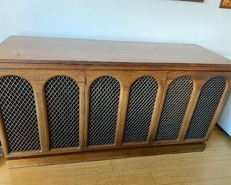 Mid century modern stereo with speakers 