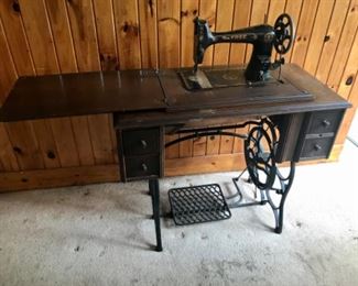 The Free Sewing Machine Company - Sewing Machine w/Accessories 