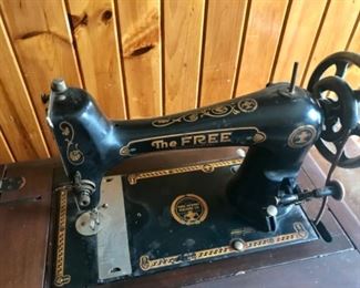 The Free Sewing Machine Company - Sewing Machine w/Accessories 