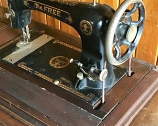The Free Sewing Machine Company - Sewing Machine w/Accessories 
