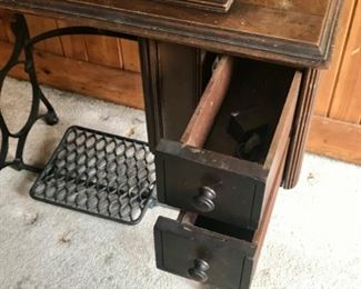 The Free Sewing Machine Company - Sewing Machine w/Accessories 