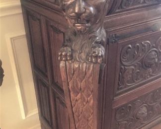 Corner carvings are just as intricate.