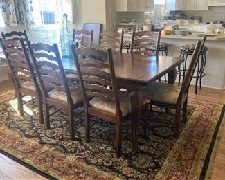 Lovely dining table with 8 chairs