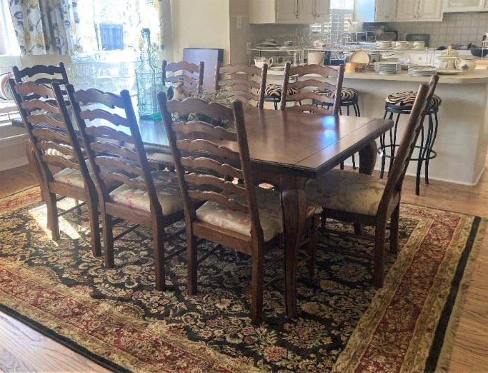 Lovely dining table with 8 chairs